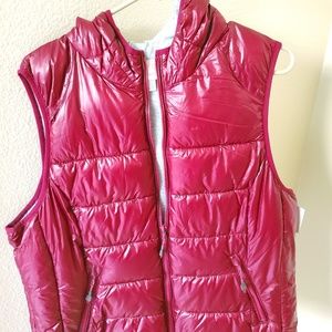 Hooded no sleeve vest